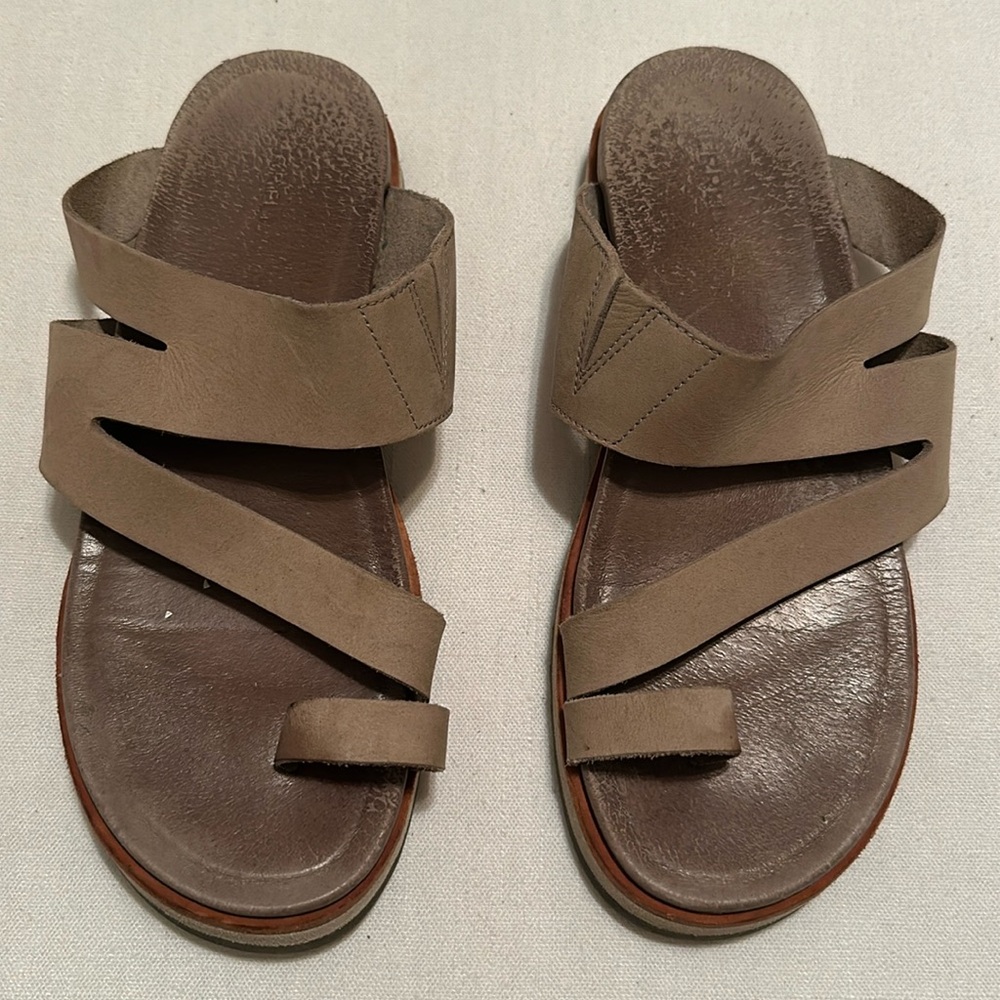 Merrell strappy sandals with toe strap 🤎